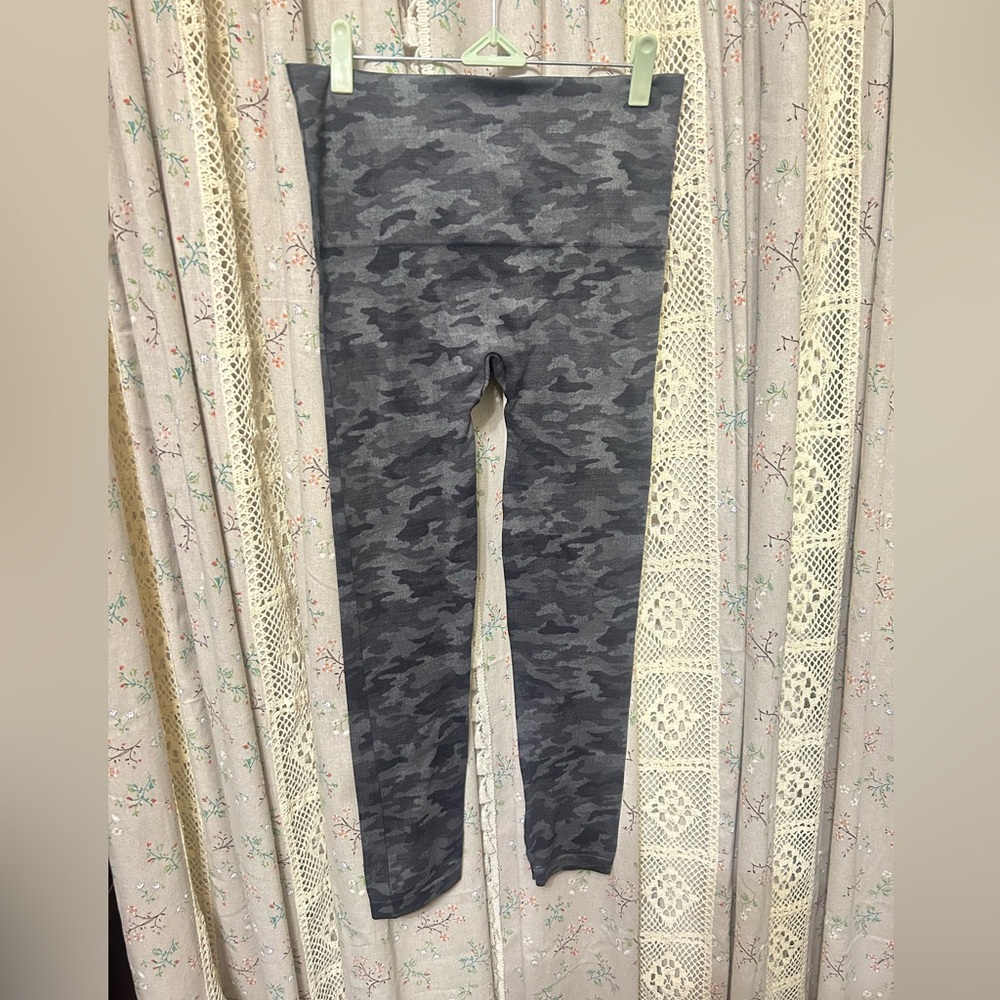 3/$25 SPANX High Waisted Camo Leggings Dark Gray Size XL EUC